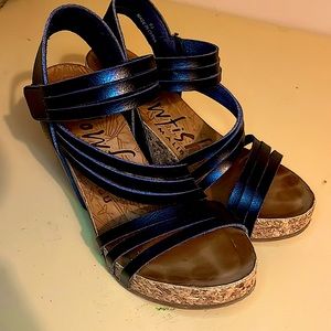 Super cute black blowfish wedges